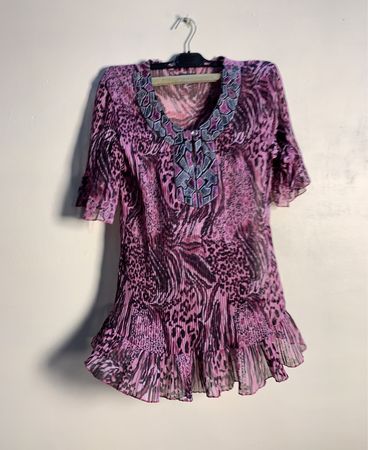 Rosa und schwarze Tierdruckbluse mit verziertem Ausschnitt