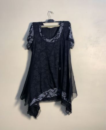 Schwarzes Kleid mit floralem Muster