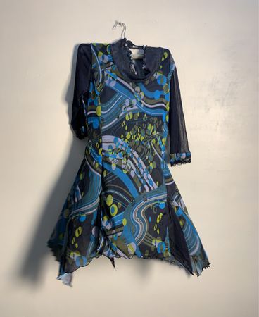 Asymmetrisches Druckkleid mit Rüschenausschnitt