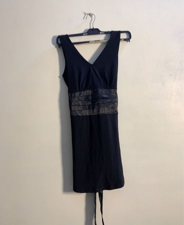 Schwarzes ärmelloses Kleid mit Schleife