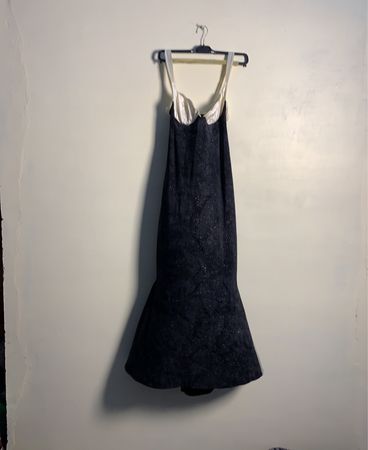 Schwarzes Kleid mit weißen Trägern