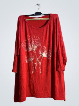 Rotes T-Shirt mit floralem Print