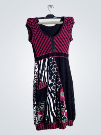 Frauen Kleid in Pink und Schwarz mit gestreiftem Design und floralem sowie abstraktem Muster