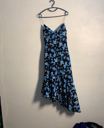 Schwarzes Slipkleid mit Blumenmuster und blauen Blumen