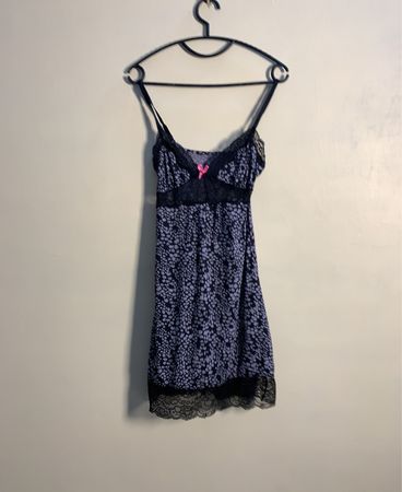 Blaues und schwarzes gemustertes Slipkleid mit Spitzenbesatz