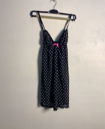 Schwarzes Pünktchen Slip-Kleid mit rotem Schleifenband