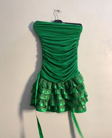 Grünes rüschiertes trägerloses Kleid mit rüschigem Rock