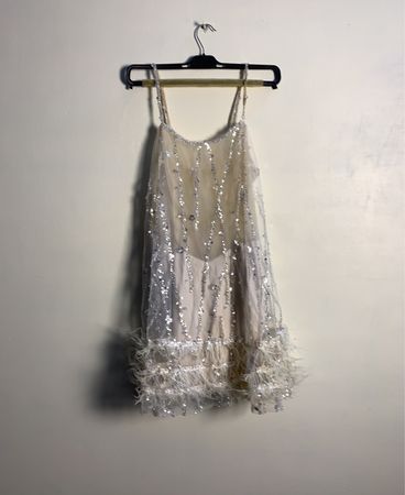 Pailletten- und Federverziertes Slipkleid