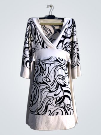 Schwarz-weißes Wirbelmuster Kleid