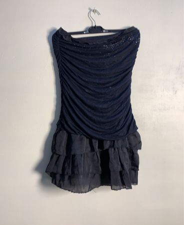 Raffiniertes trägerloses Kleid mit Rüschensockel