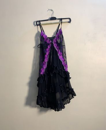 Schwarzes und lila durchsichtiges Unterkleid mit floralem Stickerei und Rüschen