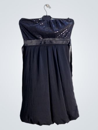 Schwarzes, mit Pailletten besetztes trägerloses Kleid