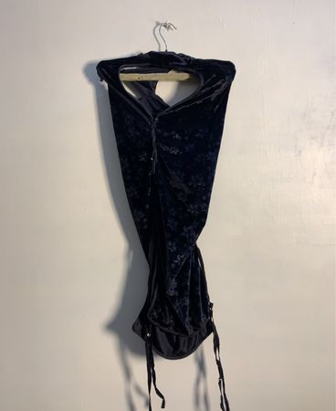 Samt mit floralem Druck gerafftes Kleid