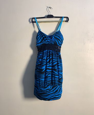 Blaues und schwarzes Zebra-Print-Kleid mit Pailletten