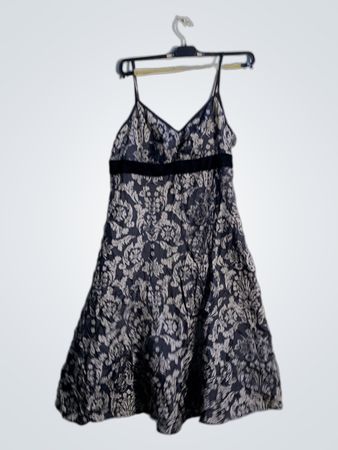 Schwarz-weißes Blumenmusterkleid