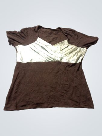 Braun T-Shirt mit hellblauem gerafftem Überzug