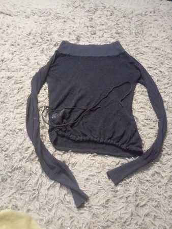 Schwarzer Off-the-Shoulder-Pullover mit Kordelzug