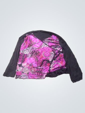 Schwarzes Langarmoberteil mit pinkfarbenem gemustertem Vorderpanel