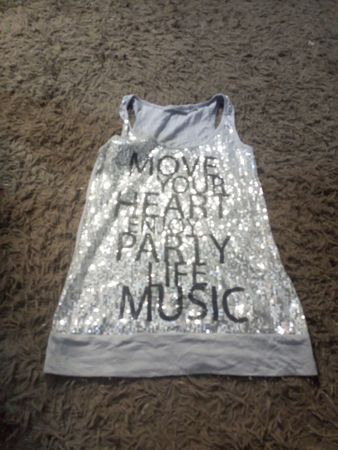Silbernes Paillettentop mit dem Text "MOVE YOUR HEART ENJOY PARTY LIFE MUSIC