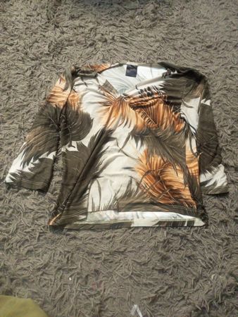 Damen Top mit V-Ausschnitt in Braun und Weiß mit Blattmuster