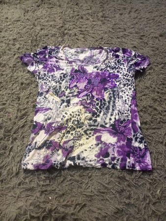 Damen T-Shirt mit lila Blumenmuster