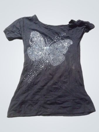 Schwarzes T-Shirt mit Schmetterling-Strassdesign