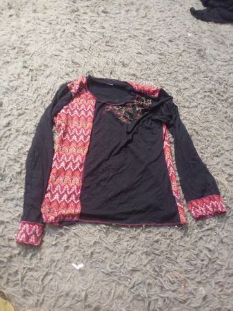 Langarm schwarzes Shirt mit gemusterten Einsätzen