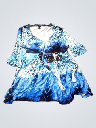 Blaues und weißes Batik-Kleid mit Leopardenmuster-Akzenten