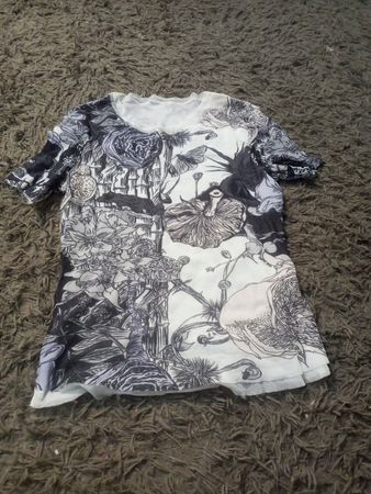 Schwarz-weißes T-Shirt mit Blumenmuster