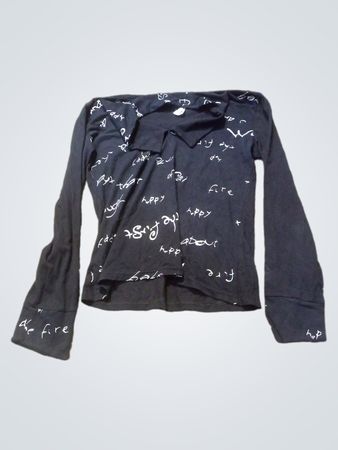 Schwarzes Langarmshirt mit weißem Text