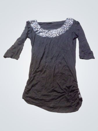Schwarzes langärmliges Kleid mit verziertem Ausschnitt