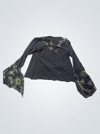 Schwarzes Langarmshirt mit ausgestellten Ärmeln und grünen Verzierungen