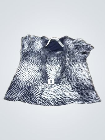 Blau und weiß gemusterte Bluse mit einer dekorativen Schnalle