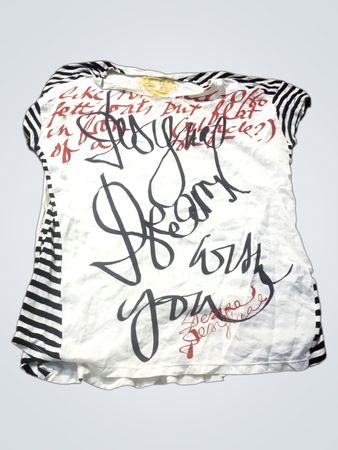 Weißes T-Shirt mit schwarzen Streifen und Schrift