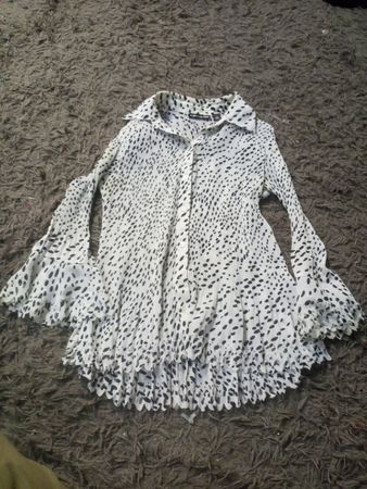 Essentials By Milano Damen schwarze & weiße Dalmatiner-Print plissierte Glockenärmelbluse