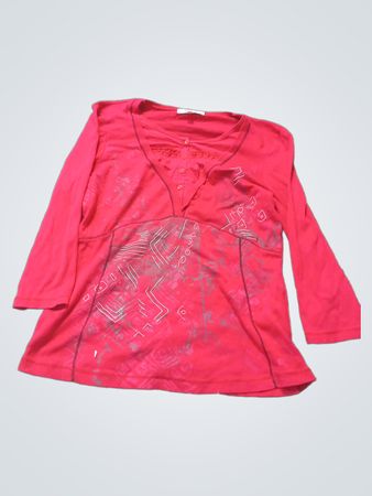 Rotes langärmliges Shirt mit Grafikdruck