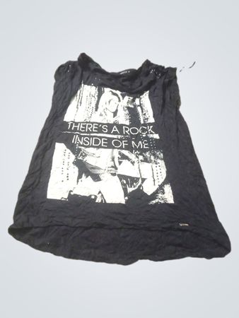 Schwarzes T-Shirt mit dem Grafik "There's a Rock Inside of Me