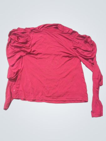 Rotes Langarmoberteil mit gerafften Ärmeln