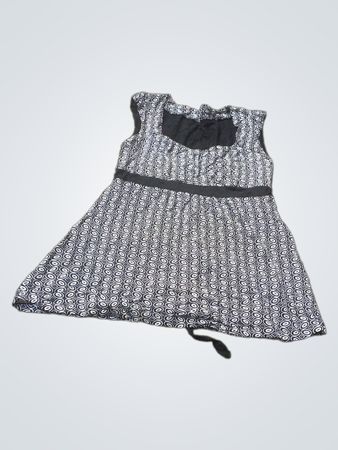 Schwarz-weiß gemustertes Kleid