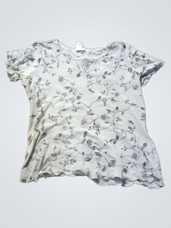 Hellblaues T-Shirt mit floralem Muster