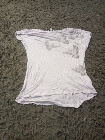 Lila T-Shirt mit glitzerndem Design