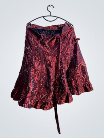 Roter bestickter Rock