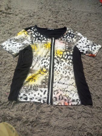 Schwarz-weißes grafisches Druck-T-Shirt mit kurzen Ärmeln und Reißverschluss
