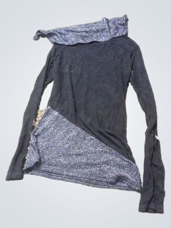 Schwarzes langärmeliges Top mit funkensprühendem asymmetrischem Detail