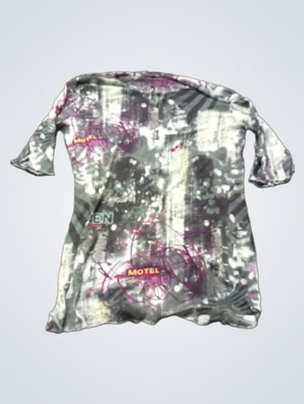 „Grau und Weiß Abstraktes Print T-Shirt mit Pinken Akzenten“