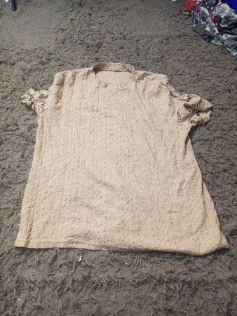 Beiges Ösen-T-Shirt mit kurzen Ärmeln