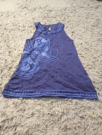 Blauses ärmelloses Kleid mit Verzierungen