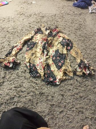 Langärmlige blickdichte Bluse mit Rüschen und Blumenmuster