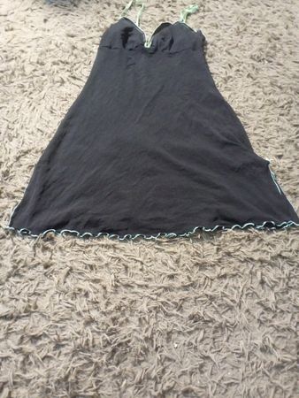 Schwarzes Slipkleid mit hellgrünen Akzenten