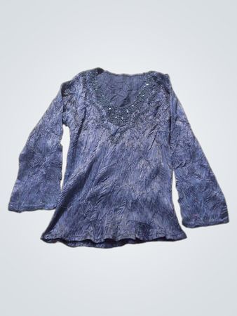 Blaue Tunika mit verziertem Ausschnitt